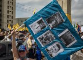 Personas participan en una marcha por el Día de la Juventud este jueves, en Maracaibo (Venezuela).