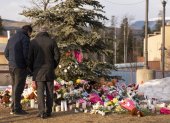 La gente trae flores y presenta sus respetos en una vigilia comunitaria en Tumbler Ridge el 12 de febrero de 2026.
