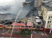 Afectación. Hasta pasadas las 16:00, el incendio en el edificio Multicomercio seguía activo. Aún había focos activos y bomberos y sus equipos en el sitio.
