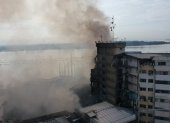 El denso humo cubría la zona del incendio en el edificio Multicomercio, en el centro de Guayaquil.