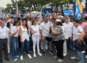 Fiorella Icaza (c.) estuvo en la marcha de apoyo a su esposo en Guayaquil.