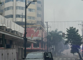 Se reactivan focos del incendio en el edificio Multicomercio.