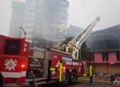 Los bomberos continúan sus labores en el sitio del incendio.