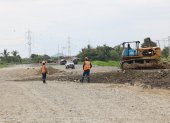 Labores de movimiento de tierra se ejecutaban en el tramo 4 de la obra, la tarde del jueves 12 de febrero.