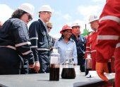 La presidenta encargada, Delcy Rodríguez (c), junto al secretario de Energía de EE.UU., Chris Wright (c-i), en una de las plantas que opera Chevron en Venezuela.