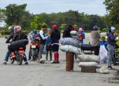 Venta. Personas compran carbón en una carretera de La Habana. Así, se esfuerzan por sobrellevar apagones constantes y escasez que empeoran bajo la presión económica de EE.UU.