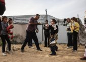 Actividad. Niñas y jóvenes palestinas asisten a una sesión de entrenamiento de boxeo entre tiendas.