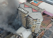 Vista aérea del edificio de Multicomercio tras el incendio, mientras se habilita el formulario de ayuda para los damnificados.