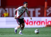 Kendry Páez de River controla el balón, en un partido de la Liga de Argentina entre Argentinos Jrs.