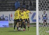 Sergio Núñez (d), otro de los refuerzos extranjeros del Ídolo, anotó el gol de la victoria.