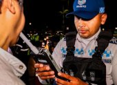 Los agentes de tránsito realizan operativos a conductores.