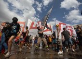 Buenos Aires. Una persona sostiene una bandera, durante la fuerte protesta que se dio el pasado miércoles.