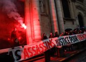FOTODELDÍA - París (Francia), 15/02/2026.- Decenas de personas sujetan una pancarta en la que se lee "Antifa killers, justice for Quentin", durante un homenaje a Quentin, el estudiante de 23 años asesinado en Lyon, este domingo en la plaza de la Sorbonne, en París, Francia. EFE/MOHAMMED BADRA