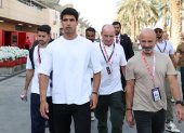 Carlos Alcaraz, previo al inicio del torneo de Doha, aprovechó para visitar en los Test de Bahrain de F1 a los españoles Fernando Alonso y Carlos Sainz.