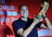 David Trezeguet como embajador FIFA y el trofeo de la Copa Mundial 2026.