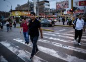 Personas caminan por una avenida en Lima (Perú).