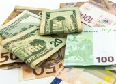 Un grupo de billetes de dólares y de euros.