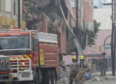 Bomberos han intervenido en el edificio Multicomercio por varios días.