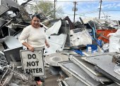 La copropietaria de Recyco Vanessa Gallego Luján, ordenando material de reciclaje durante una entrevista para con EFE en Tucson (EE.UU.).