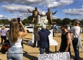Una estatua que representa al presidente Donald Trump y a Jeffrey Epstein regresó al National Mall en Washington D.C., el 2 de octubre de 2025. Es una obra de arte de protestas.