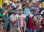 Juegos. Los locales y visitantes disfrutan del carnaval con la espuma. Personas de todas las edades se divierten de forma sana en el centro de las ciudades lojanas.