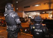 Agentes de la Policía Nacional intervinieron las oficinas de Segura EP, en la ciudadela Martha de Roldós, la noche del domingo 15 de febrero.