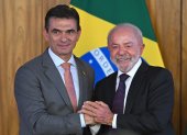 El presidente de Brasil, Luiz Inácio Lula da Silva (d), estrecha la mano de su homólogo de Bolivia, Rodrigo Paz.