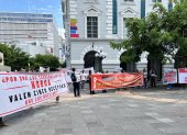 Moradores de la avenida Cacique Tomalá se concentraron en los exteriores del Municipio de Guayaquil, el jueves 26 de febrero.