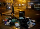 En Guayaquil es común ver basura acumulada en las esquinas. La ciudadanía pide más presencia del personal de Urvaseo, mientras la empresa culpa a los usuarios por incumplir los horarios de recolección.