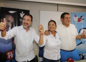 Pabel Muñoz festejo, aunque con cierta cautela, con la prefecta reelecta Paola Pabón.