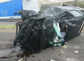 Uno de los vehículos quedó volcado sobre la Ruta Viva, luego del accidente entre dos automotores.