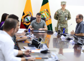 Daniel Noboa encabeza reunión de seguridad junto a autoridades militares en Quito.