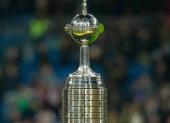 El trofeo de la Copa Libertadores que obtendrá el ganador.