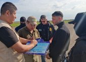 La Policía de Bolivia y el uruguayo Sebastián Marset (cd) antes de abordar un avión tras su captura en Santa Cruz (Bolivia).