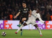 Moisés Caicedo disputa un balón contra Hakimi en el partido de ida entre PSG y Chelsea por los octavos de final de la UEFA Champions League 2025-26.