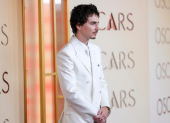 Timothée Chalamet posa en la alfombra roja de los Oscar, donde su estilo marcó uno de los momentos más comentados de la gala.