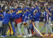 Los jugadores de la selección de Venezuela festejan tras una victoria clave en el Clásico Mundial de Béisbol.