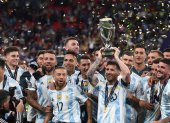 Los jugadores de Argentina levantan el trofeo que les consolida como los mejores del mundo.