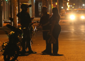 Militares y policías refuerzan operativos nocturnos en Ecuador durante la aplicación del toque de queda.