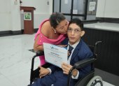Ronny Quijije, joven con discapacidad motriz, obtuvo la máxima calificación al defender su tesis en Ingeniería en Software en la Universidad de Guayaquil.