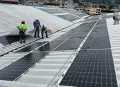 La instalación de paneles solares en una empresa.
