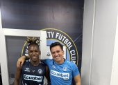 Un abrazo al final entre Pool Gavilánez y Junior Ayoví.