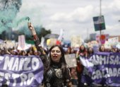 Una persona se manifiesta durante una movilización este domingo 15 de marzo de 2026, en Bogotá (Colombia).