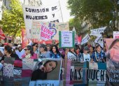 Mujeres sostienen carteles durante una manifestación por el Día Internacional de la Mujer Trabajadora, para rechazar el Gobierno del presidente Javier Milei, este lunes, en Buenos Aires (Argentina).