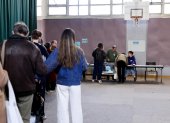 Personas hacen cola para votar en un colegio electoral durante la primera vuelta de las elecciones municipales en París, Francia, el 15 de marzo de 2026.