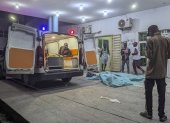 Un hombre herido mira desde una ambulancia en un hospital de Maiduguri el 16 de marzo de 2026, tras las explosiones ocurridas en la ciudad.
