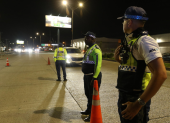 Integrantes de la Autoridad de Tránsito y Movilidad de Guayaquil (ATM) custodian en una calle tras el toque de queda.