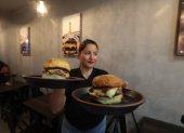 Una trabajadora del local sostiene la ‘Bastión’, la más pedida.