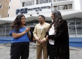 Amanda y Tamia Villavicencio, junto a su abogado Patricio Rosero, asistieron este 9 de marzo a las diligencias en la Fiscalía.