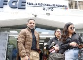 Quito. Amanda (d) y Tamia Villavicencio, acompañadas de su abogado, asisten a las diligencias en la Fiscalía.
